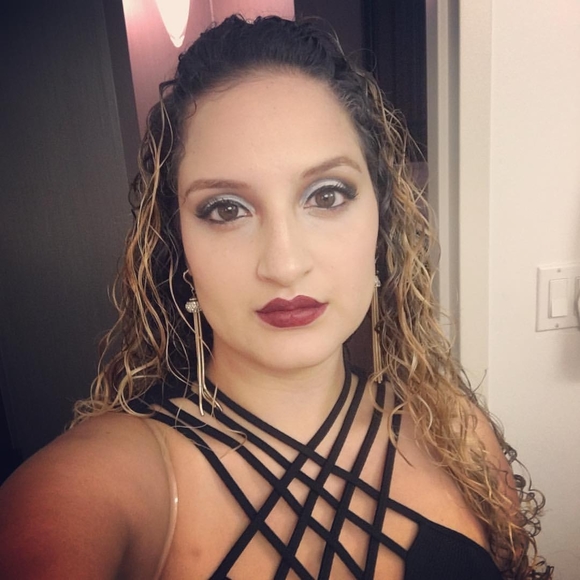 Meet your Posher, Fabiola - Picture 1 of 1